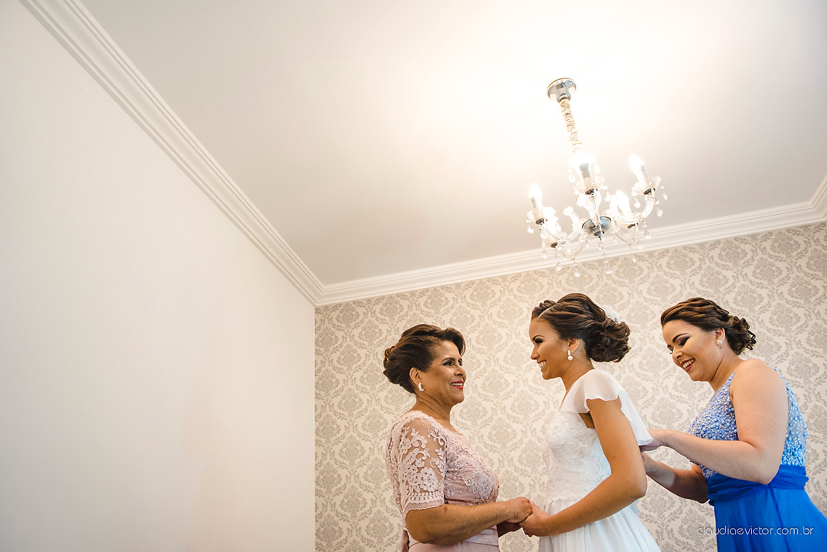 Lindo casamento com noivo e noiva realizado em Vila Velha por fotógrafos de casamento de Vila Velha fotógrafos de casamento de Vitória fotógrafos de casamento de Serra Espírito Santo e fotos externas em Pedra Azul ES