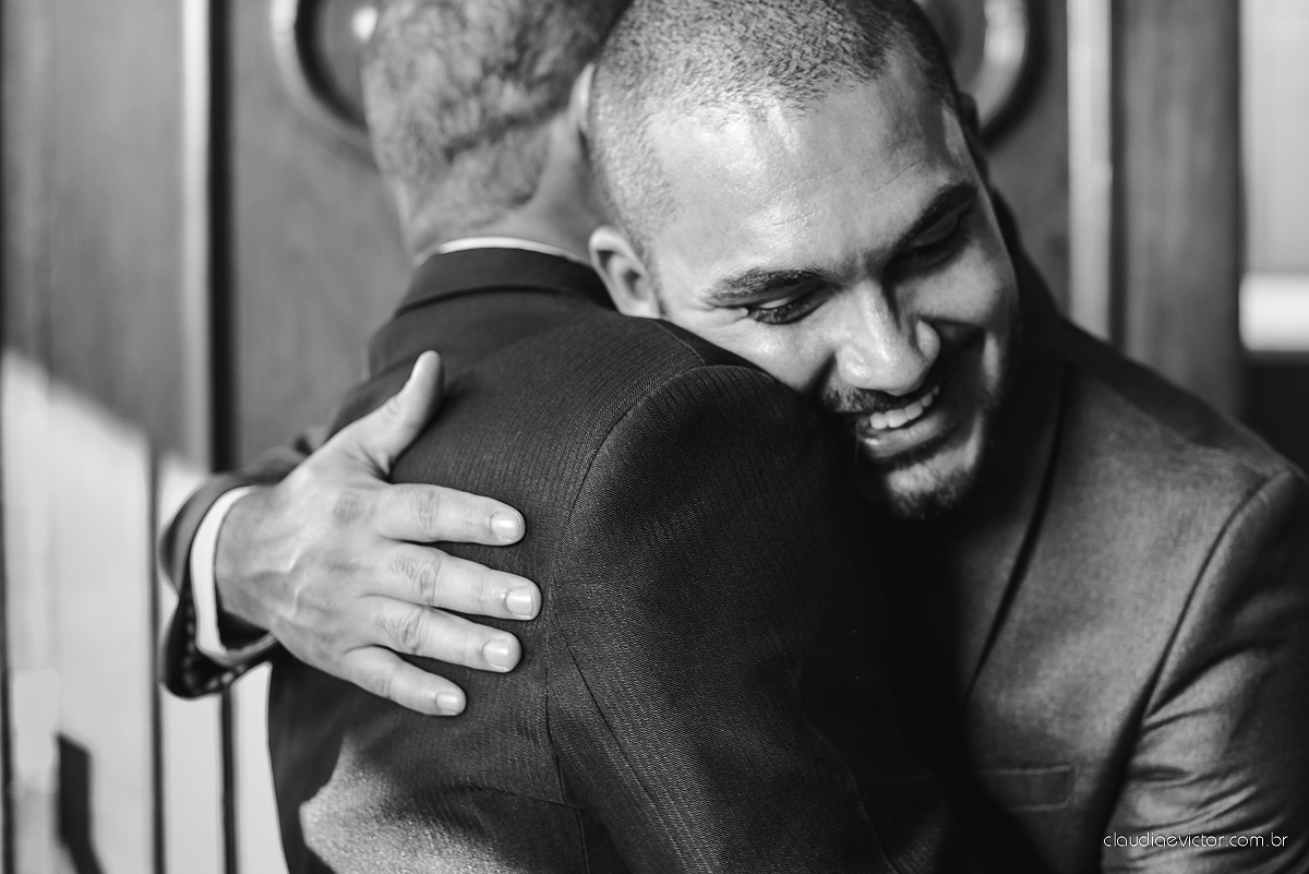 Lindo casamento com noivo e noiva realizado em Vila Velha por fotógrafos de casamento de Vila Velha fotógrafos de casamento de Vitória fotógrafos de casamento de Serra Espírito Santo e fotos externas em Pedra Azul ES