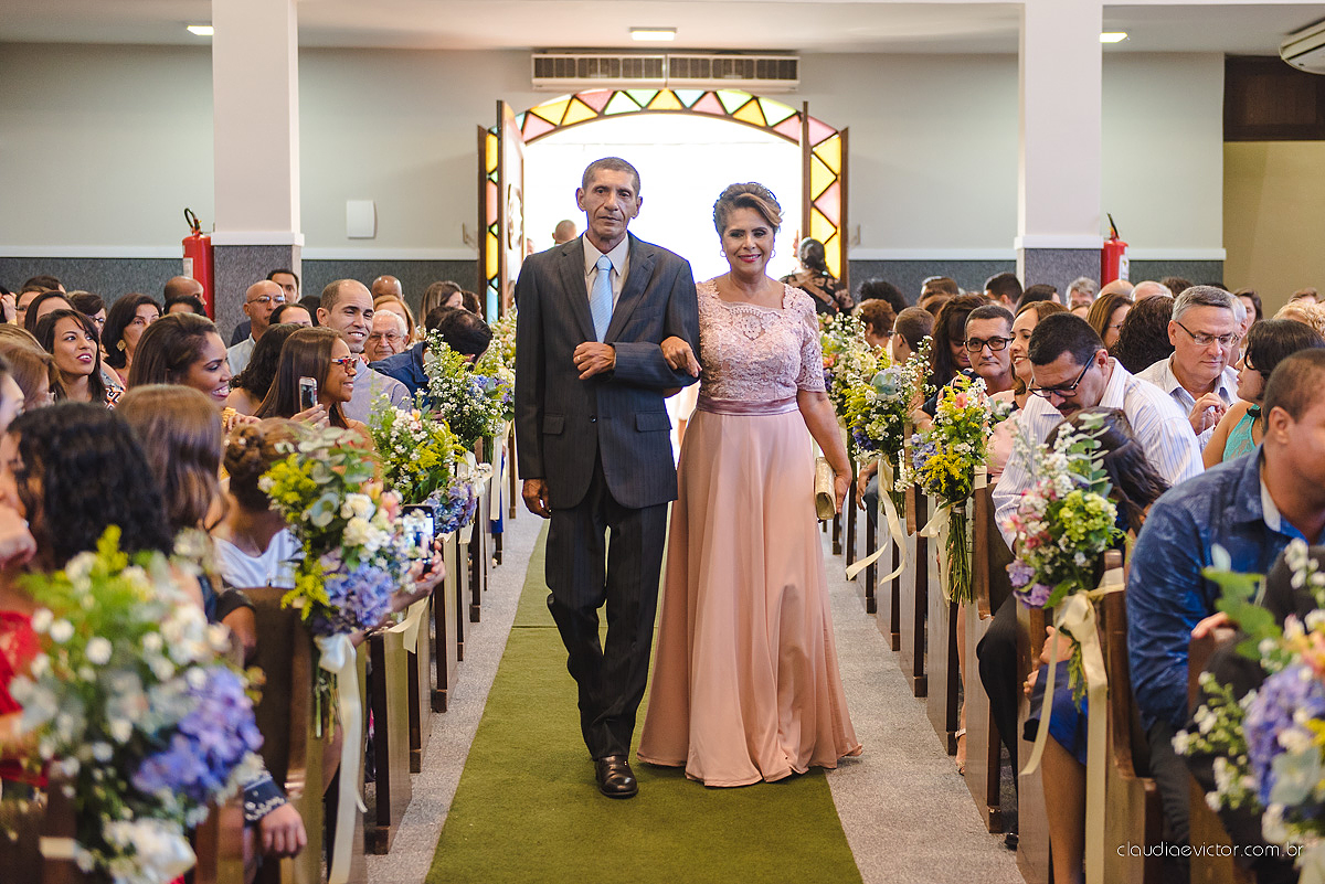 Lindo casamento com noivo e noiva realizado em Vila Velha por fotógrafos de casamento de Vila Velha fotógrafos de casamento de Vitória fotógrafos de casamento de Serra Espírito Santo e fotos externas em Pedra Azul ES