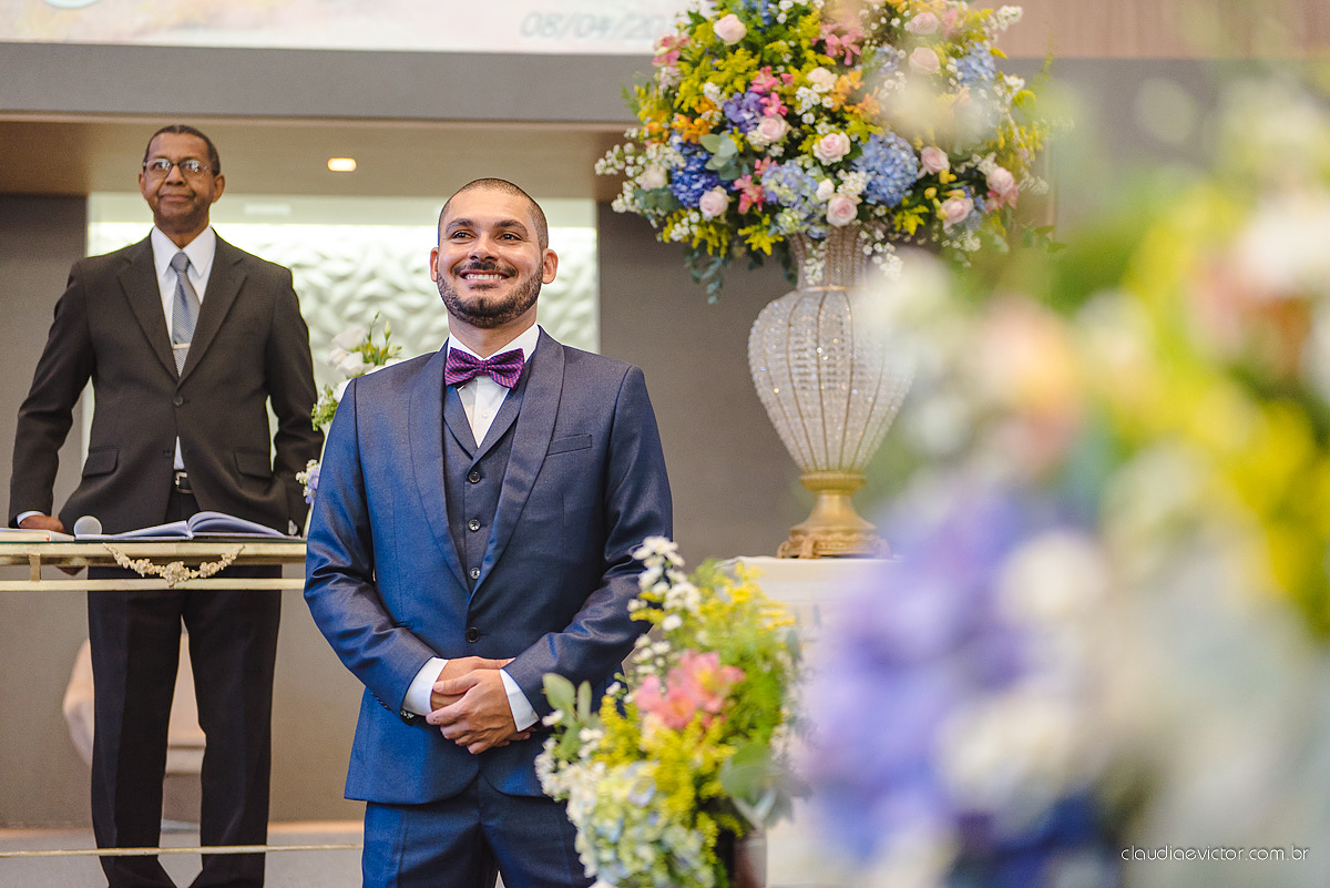 Lindo casamento com noivo e noiva realizado em Vila Velha por fotógrafos de casamento de Vila Velha fotógrafos de casamento de Vitória fotógrafos de casamento de Serra Espírito Santo e fotos externas em Pedra Azul ES