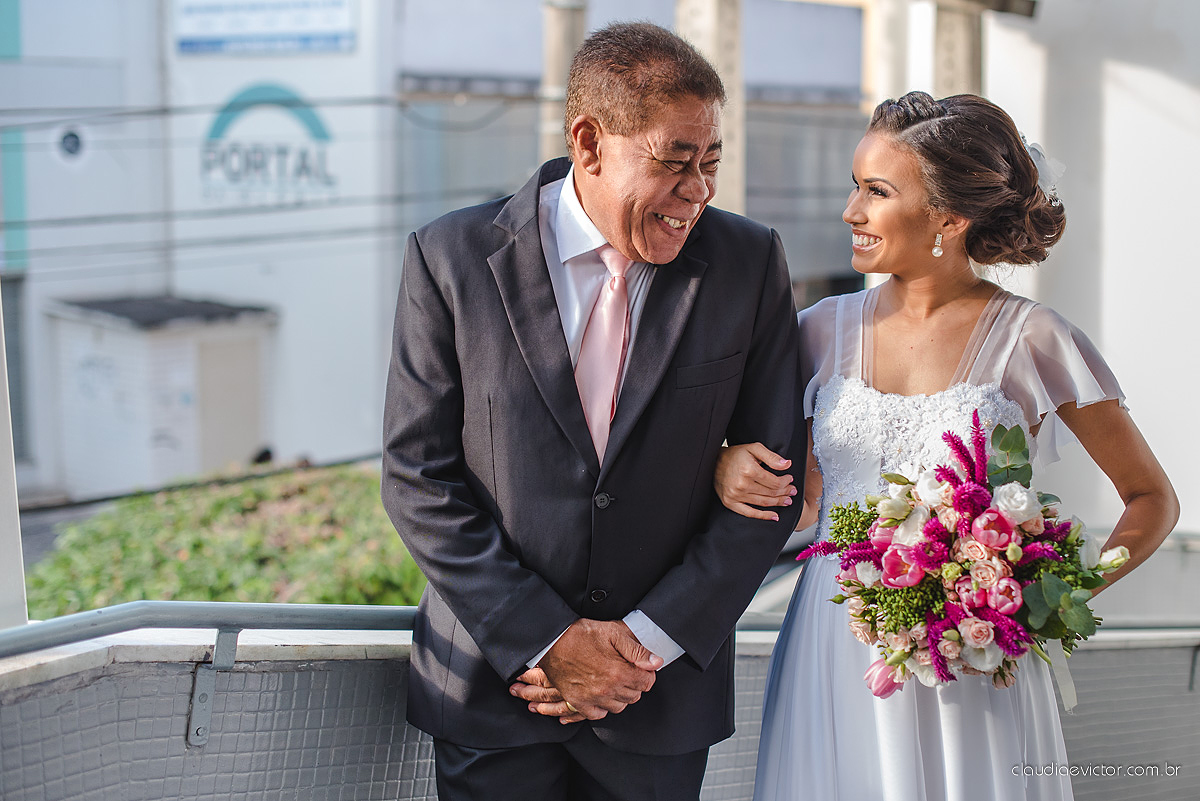 Lindo casamento com noivo e noiva realizado em Vila Velha por fotógrafos de casamento de Vila Velha fotógrafos de casamento de Vitória fotógrafos de casamento de Serra Espírito Santo e fotos externas em Pedra Azul ES