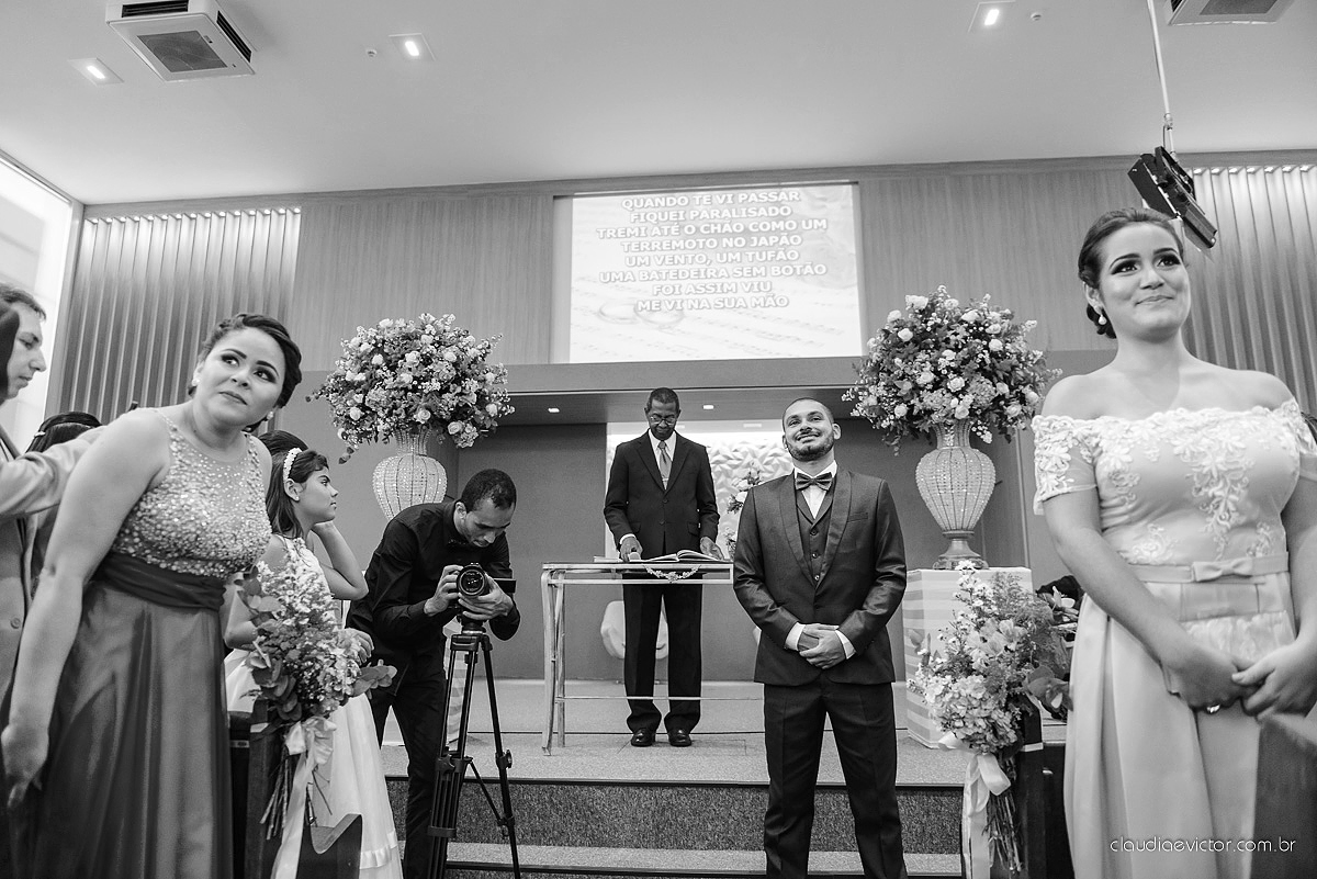Lindo casamento com noivo e noiva realizado em Vila Velha por fotógrafos de casamento de Vila Velha fotógrafos de casamento de Vitória fotógrafos de casamento de Serra Espírito Santo e fotos externas em Pedra Azul ES