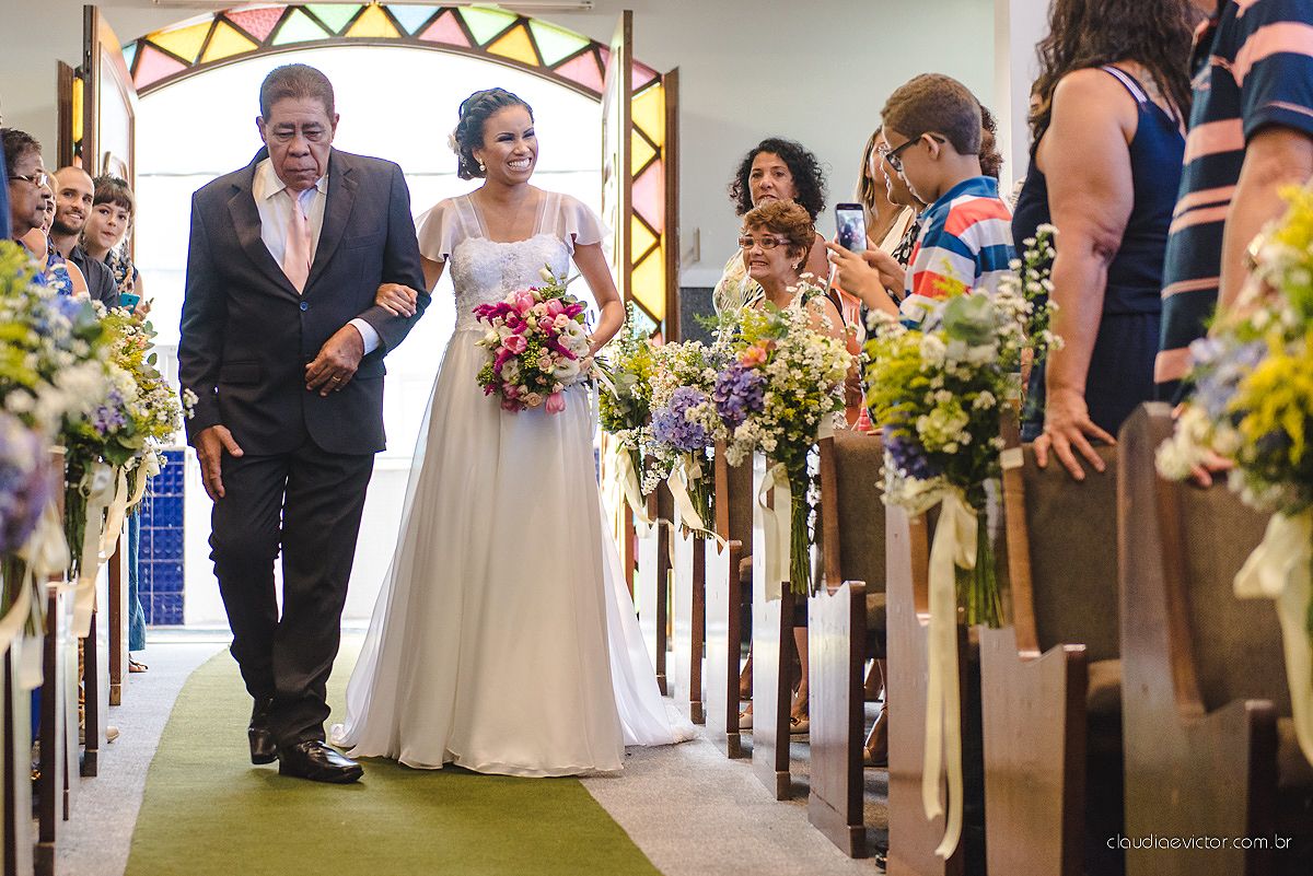 Lindo casamento com noivo e noiva realizado em Vila Velha por fotógrafos de casamento de Vila Velha fotógrafos de casamento de Vitória fotógrafos de casamento de Serra Espírito Santo e fotos externas em Pedra Azul ES