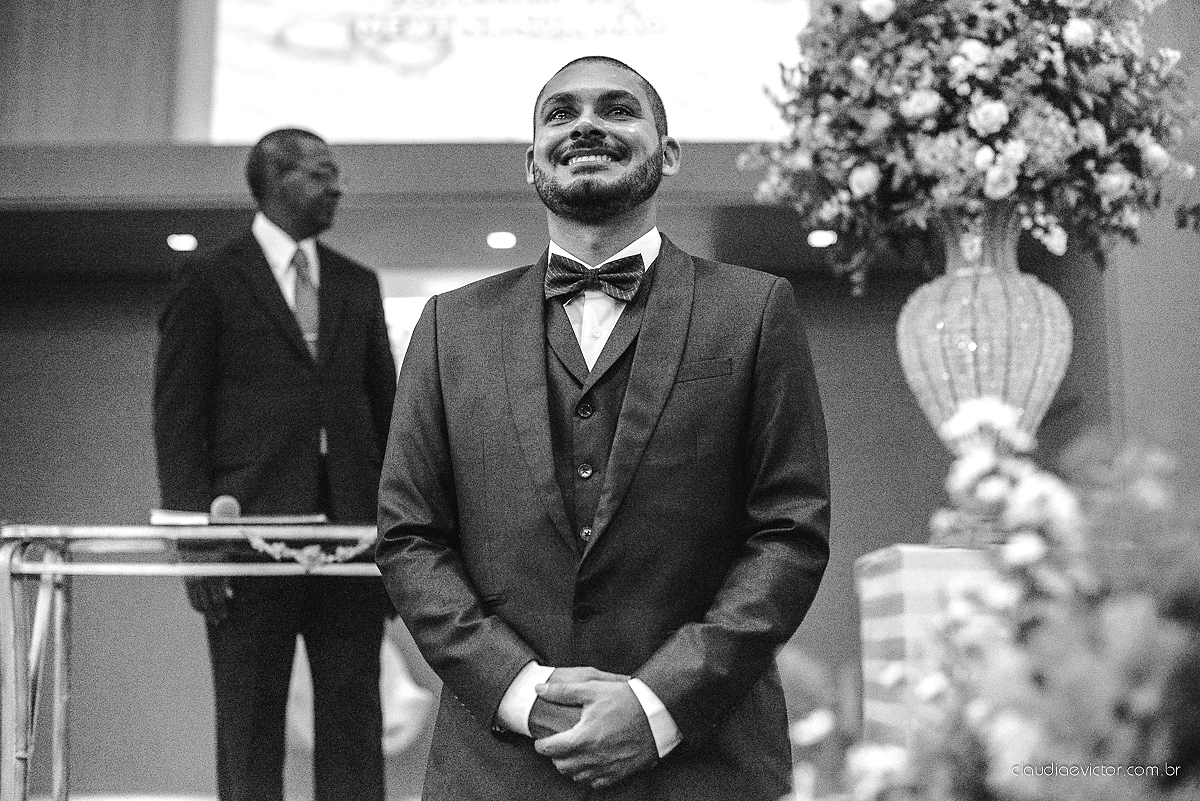 Lindo casamento com noivo e noiva realizado em Vila Velha por fotógrafos de casamento de Vila Velha fotógrafos de casamento de Vitória fotógrafos de casamento de Serra Espírito Santo e fotos externas em Pedra Azul ES