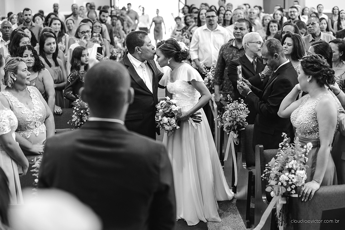 Lindo casamento com noivo e noiva realizado em Vila Velha por fotógrafos de casamento de Vila Velha fotógrafos de casamento de Vitória fotógrafos de casamento de Serra Espírito Santo e fotos externas em Pedra Azul ES