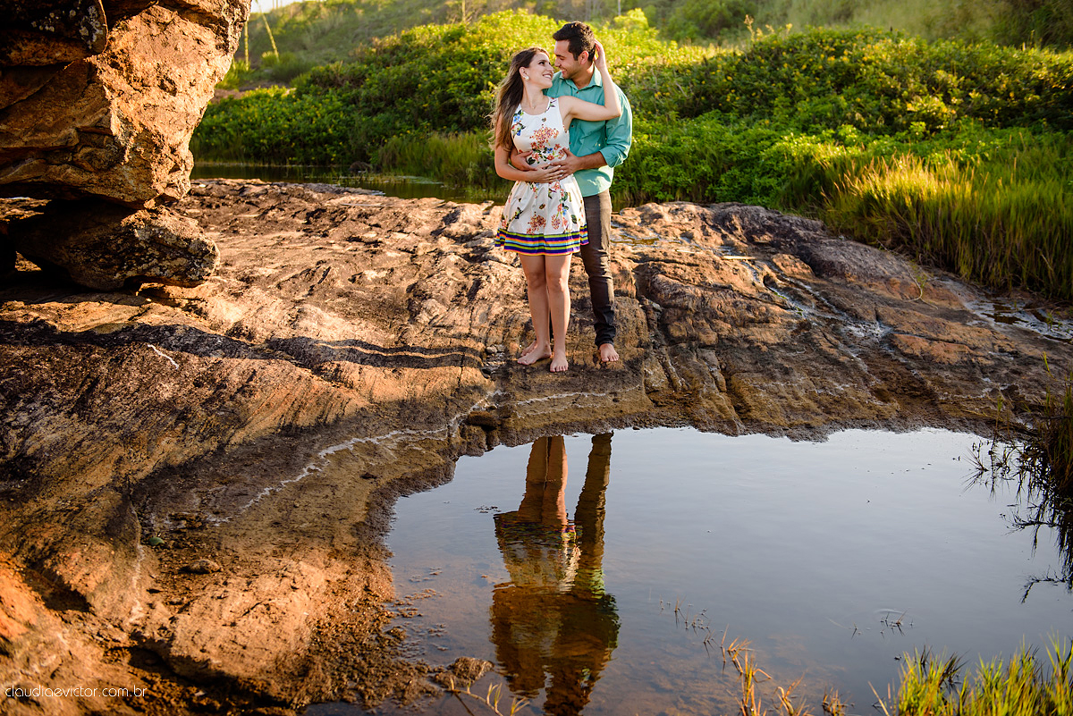 Lindo ensaio de casal e namoro realizado em Guarapari Meaipe por fotógrafos de casamento de Vila Velha fotógrafos de casamento de Vitória fotógrafos de casamento de Serra Espirito Santo ES com noivo noiva e sorrisos