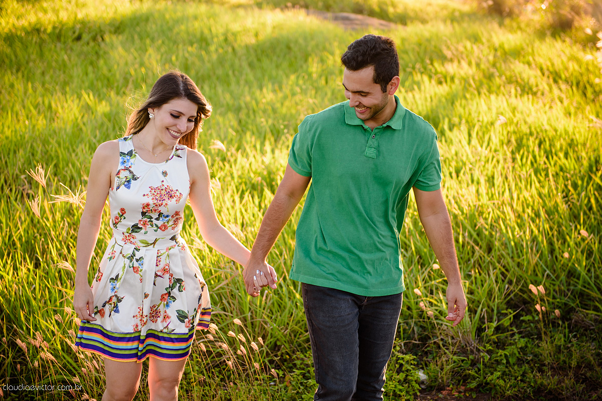 Lindo ensaio de casal e namoro realizado em Guarapari Meaipe por fotógrafos de casamento de Vila Velha fotógrafos de casamento de Vitória fotógrafos de casamento de Serra Espirito Santo ES com noivo noiva e sorrisos