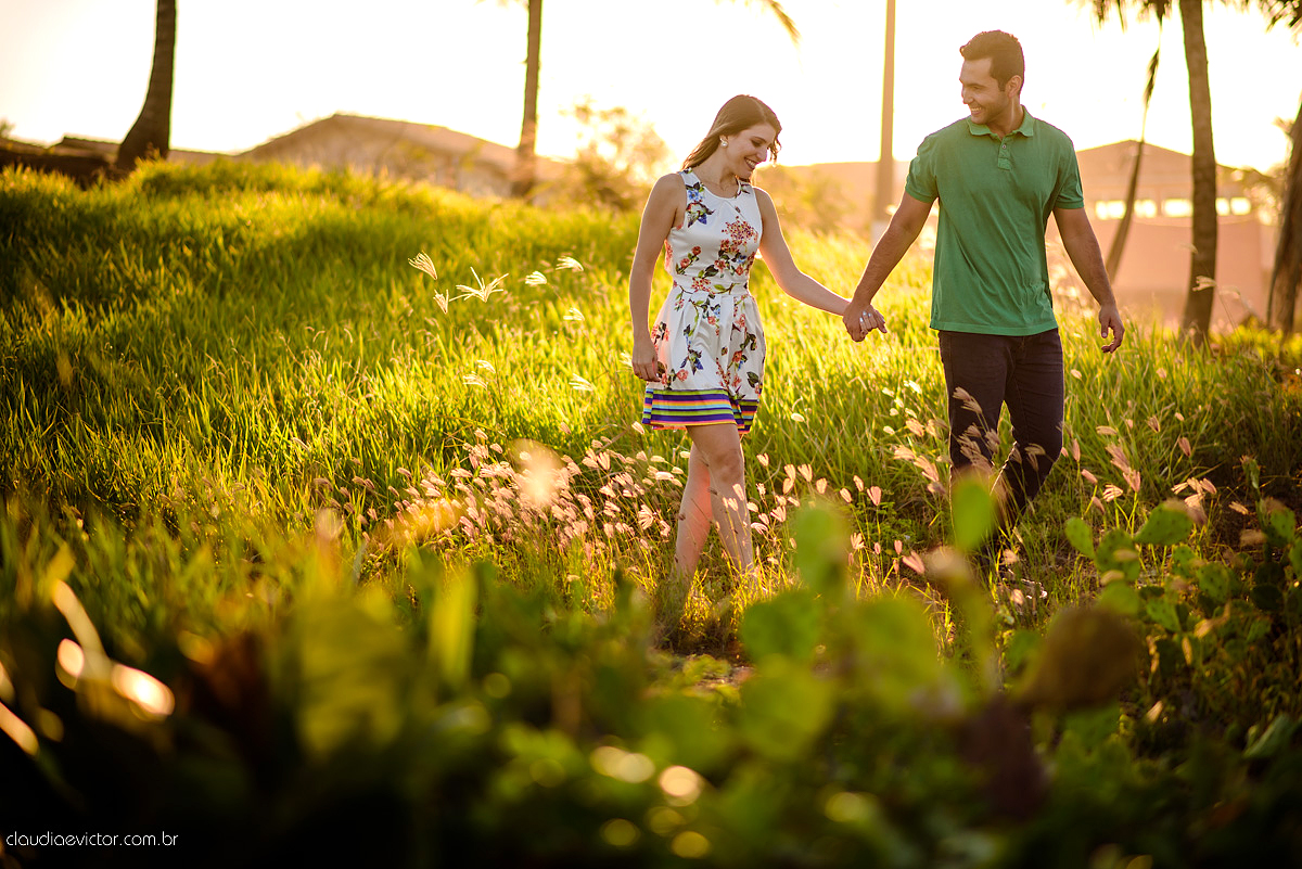 Lindo ensaio de casal e namoro realizado em Guarapari Meaipe por fotógrafos de casamento de Vila Velha fotógrafos de casamento de Vitória fotógrafos de casamento de Serra Espirito Santo ES com noivo noiva e sorrisos