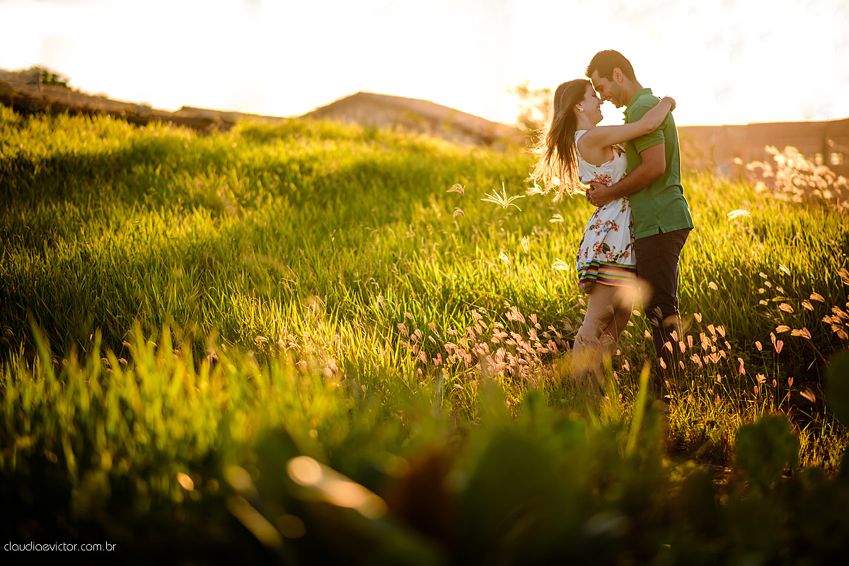 Lindo ensaio de casal e namoro realizado em Guarapari Meaipe por fotógrafos de casamento de Vila Velha fotógrafos de casamento de Vitória fotógrafos de casamento de Serra Espirito Santo ES com noivo noiva e sorrisos