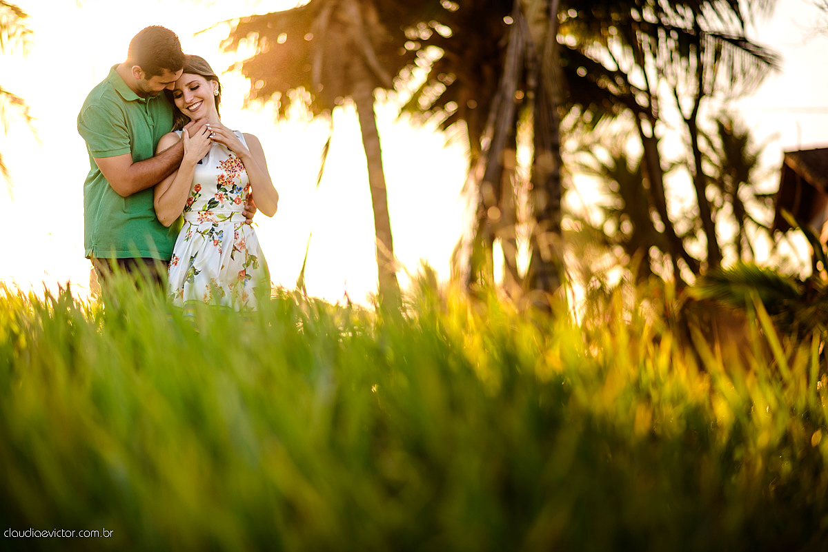 Lindo ensaio de casal e namoro realizado em Guarapari Meaipe por fotógrafos de casamento de Vila Velha fotógrafos de casamento de Vitória fotógrafos de casamento de Serra Espirito Santo ES com noivo noiva e sorrisos