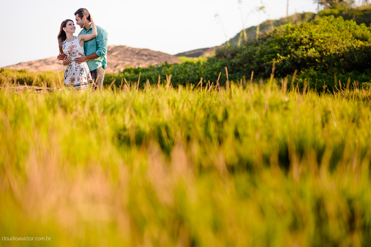 Lindo ensaio de casal e namoro realizado em Guarapari Meaipe por fotógrafos de casamento de Vila Velha fotógrafos de casamento de Vitória fotógrafos de casamento de Serra Espirito Santo ES com noivo noiva e sorrisos
