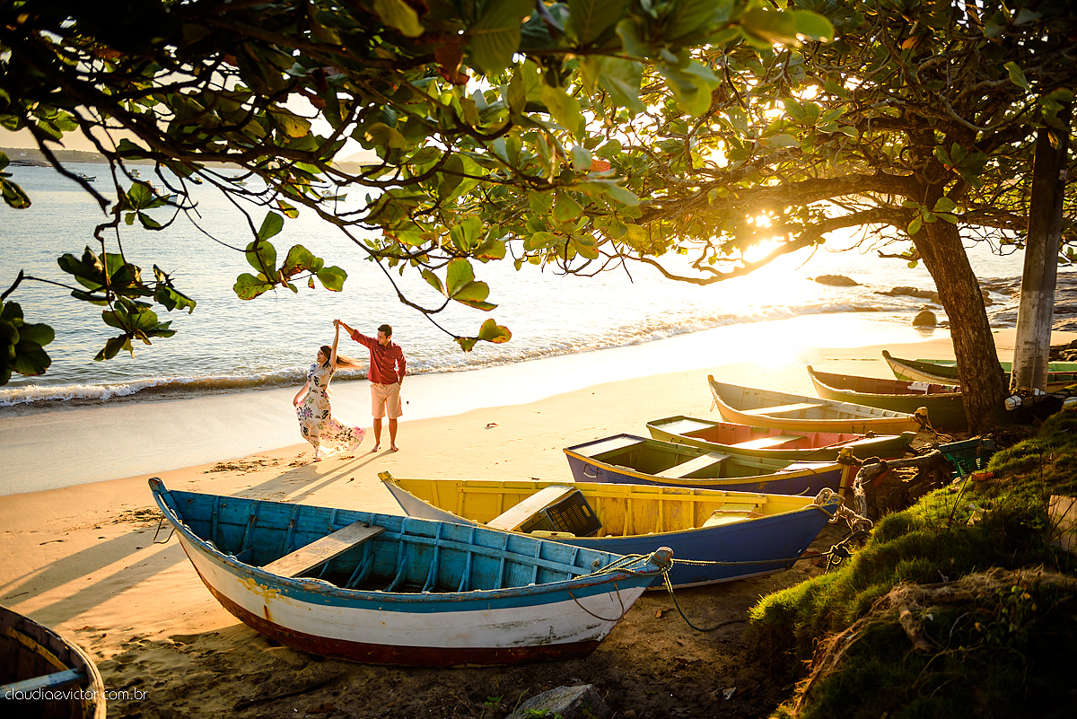 Lindo ensaio de casal e namoro realizado em Guarapari Meaipe por fotógrafos de casamento de Vila Velha fotógrafos de casamento de Vitória fotógrafos de casamento de Serra Espirito Santo ES com noivo noiva e sorrisos