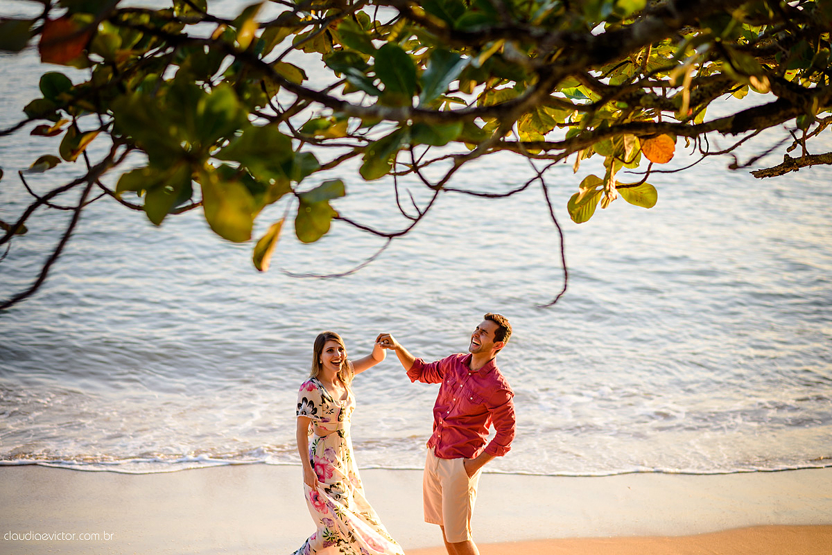 Lindo ensaio de casal e namoro realizado em Guarapari Meaipe por fotógrafos de casamento de Vila Velha fotógrafos de casamento de Vitória fotógrafos de casamento de Serra Espirito Santo ES com noivo noiva e sorrisos
