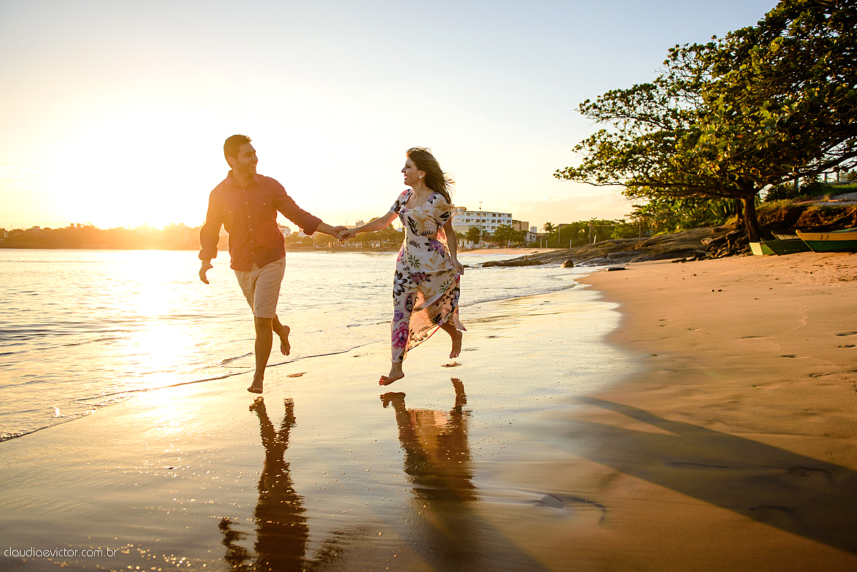 Lindo ensaio de casal e namoro realizado em Guarapari Meaipe por fotógrafos de casamento de Vila Velha fotógrafos de casamento de Vitória fotógrafos de casamento de Serra Espirito Santo ES com noivo noiva e sorrisos