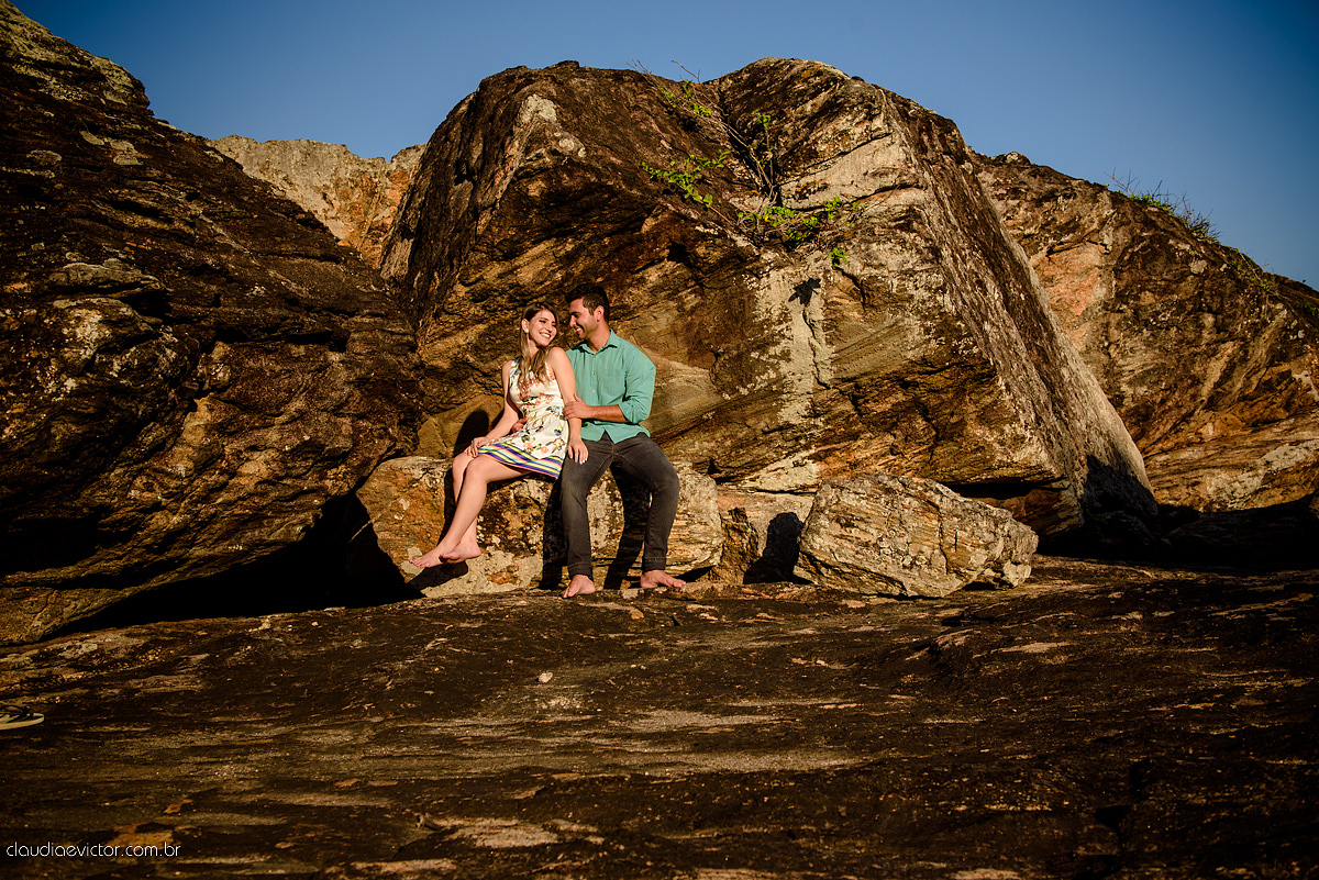 Lindo ensaio de casal e namoro realizado em Guarapari Meaipe por fotógrafos de casamento de Vila Velha fotógrafos de casamento de Vitória fotógrafos de casamento de Serra Espirito Santo ES com noivo noiva e sorrisos