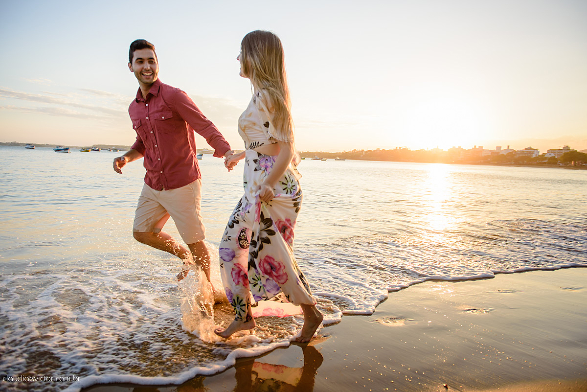 Lindo ensaio de casal e namoro realizado em Guarapari Meaipe por fotógrafos de casamento de Vila Velha fotógrafos de casamento de Vitória fotógrafos de casamento de Serra Espirito Santo ES com noivo noiva e sorrisos