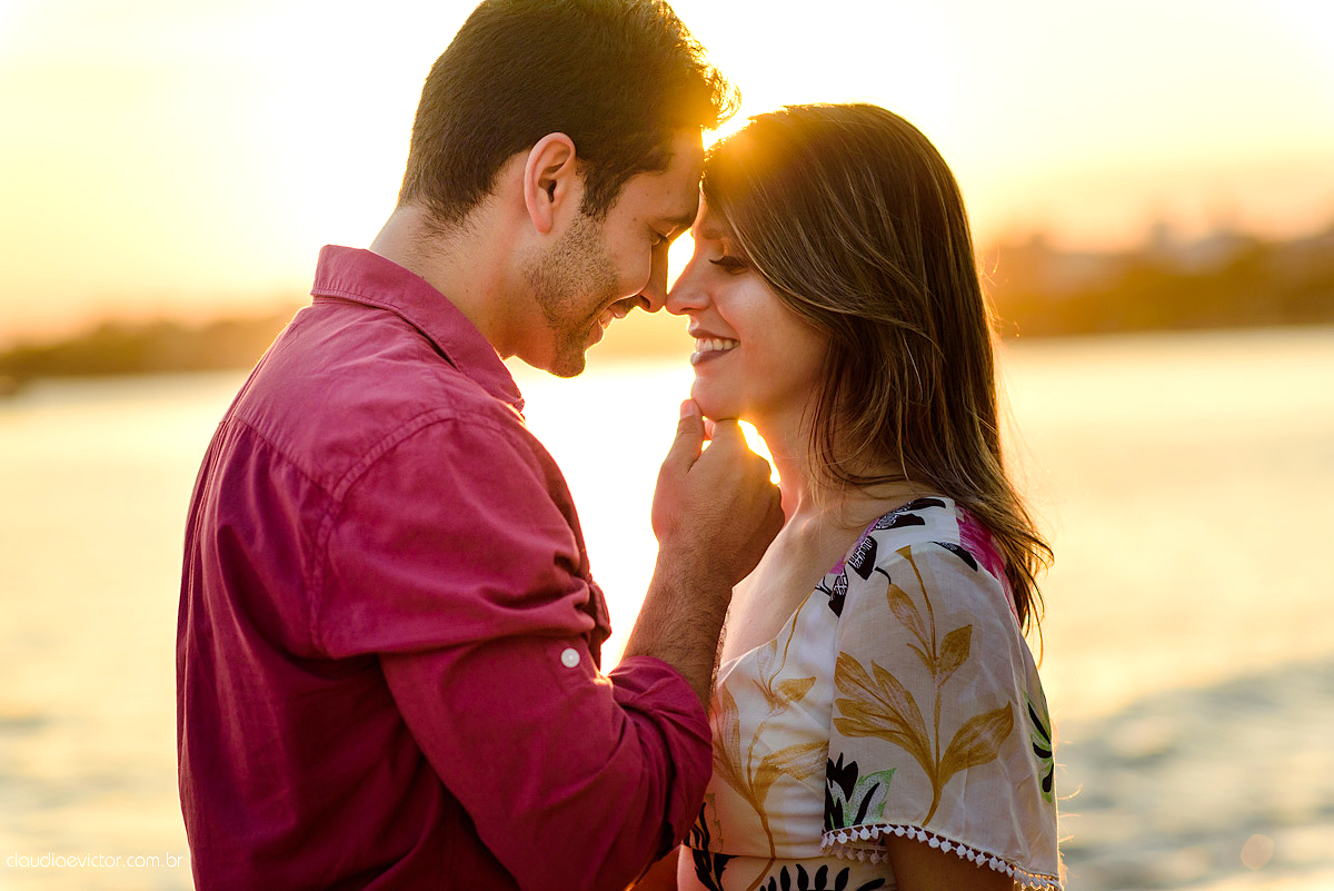 Lindo ensaio de casal e namoro realizado em Guarapari Meaipe por fotógrafos de casamento de Vila Velha fotógrafos de casamento de Vitória fotógrafos de casamento de Serra Espirito Santo ES com noivo noiva e sorrisos