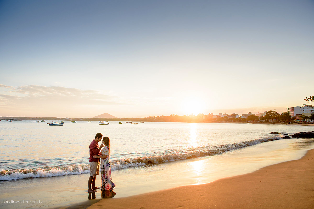 Lindo ensaio de casal e namoro realizado em Guarapari Meaipe por fotógrafos de casamento de Vila Velha fotógrafos de casamento de Vitória fotógrafos de casamento de Serra Espirito Santo ES com noivo noiva e sorrisos