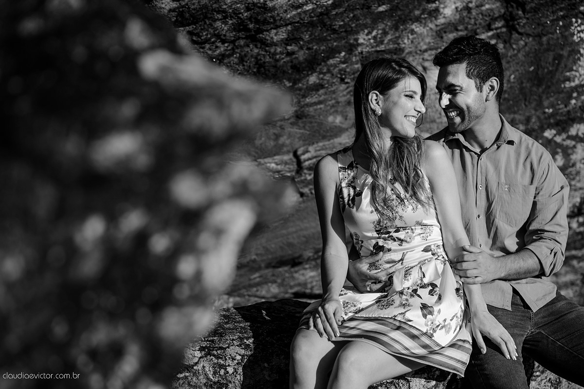 Lindo ensaio de casal e namoro realizado em Guarapari Meaipe por fotógrafos de casamento de Vila Velha fotógrafos de casamento de Vitória fotógrafos de casamento de Serra Espirito Santo ES com noivo noiva e sorrisos