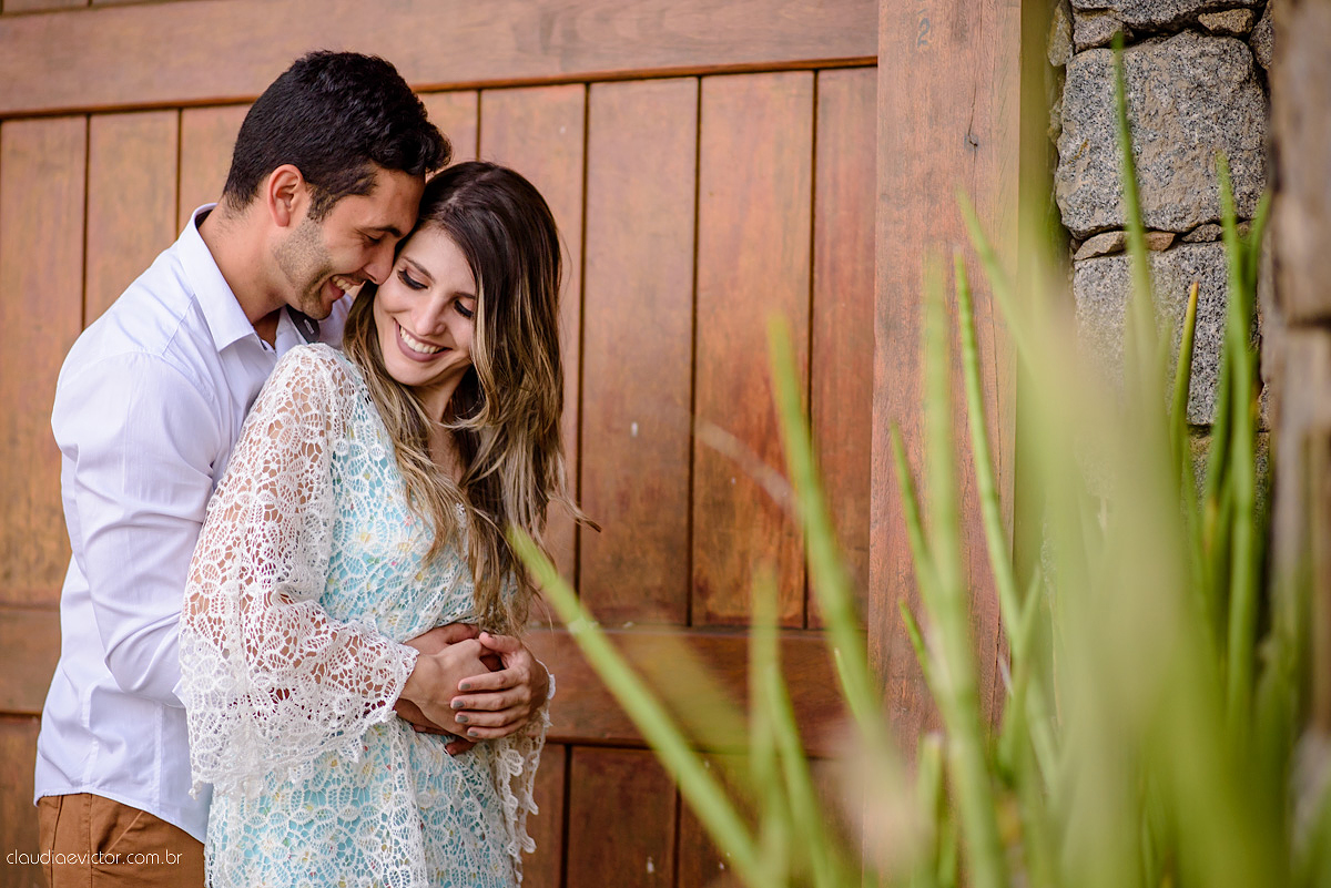 Lindo ensaio de casal e namoro realizado em Guarapari Meaipe por fotógrafos de casamento de Vila Velha fotógrafos de casamento de Vitória fotógrafos de casamento de Serra Espirito Santo ES com noivo noiva e sorrisos