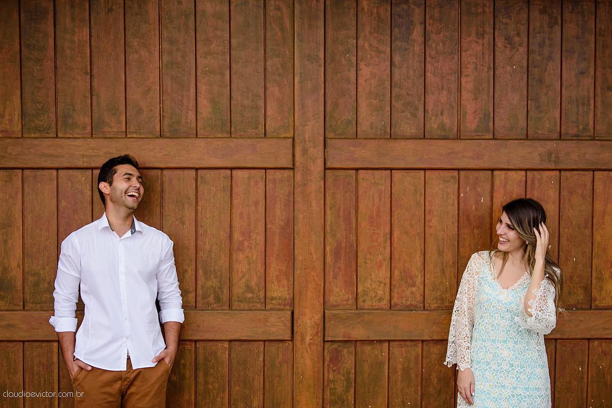 Lindo ensaio de casal e namoro realizado em Guarapari Meaipe por fotógrafos de casamento de Vila Velha fotógrafos de casamento de Vitória fotógrafos de casamento de Serra Espirito Santo ES com noivo noiva e sorrisos