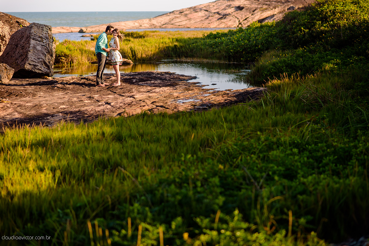 Lindo ensaio de casal e namoro realizado em Guarapari Meaipe por fotógrafos de casamento de Vila Velha fotógrafos de casamento de Vitória fotógrafos de casamento de Serra Espirito Santo ES com noivo noiva e sorrisos