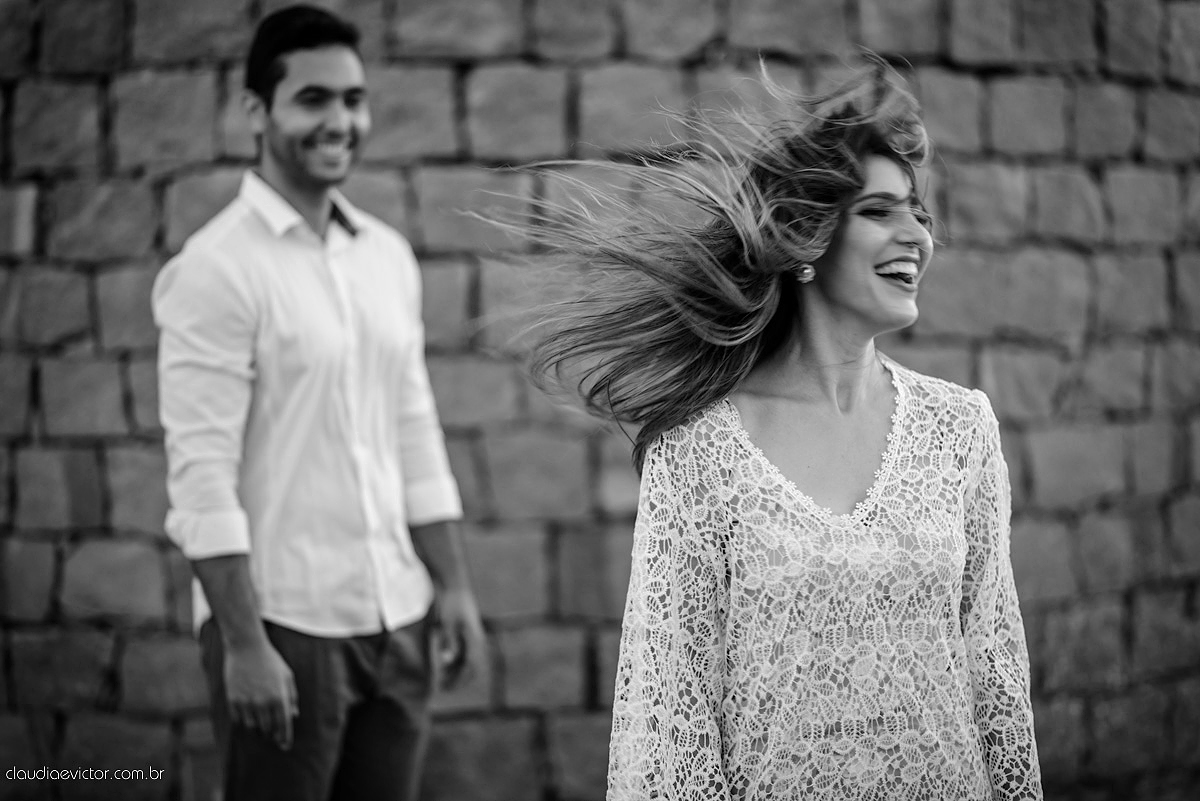 Lindo ensaio de casal e namoro realizado em Guarapari Meaipe por fotógrafos de casamento de Vila Velha fotógrafos de casamento de Vitória fotógrafos de casamento de Serra Espirito Santo ES com noivo noiva e sorrisos