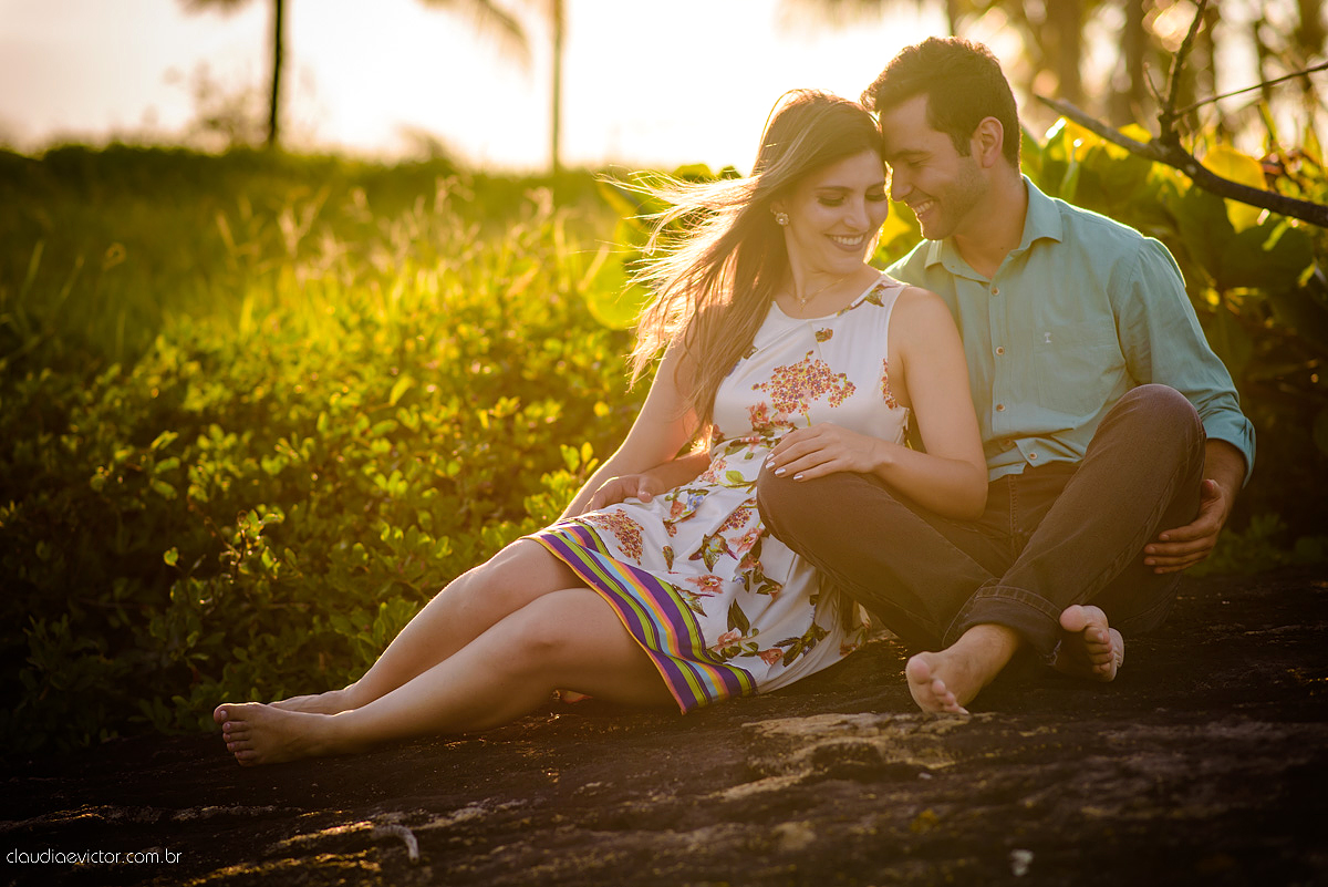 Lindo ensaio de casal e namoro realizado em Guarapari Meaipe por fotógrafos de casamento de Vila Velha fotógrafos de casamento de Vitória fotógrafos de casamento de Serra Espirito Santo ES com noivo noiva e sorrisos