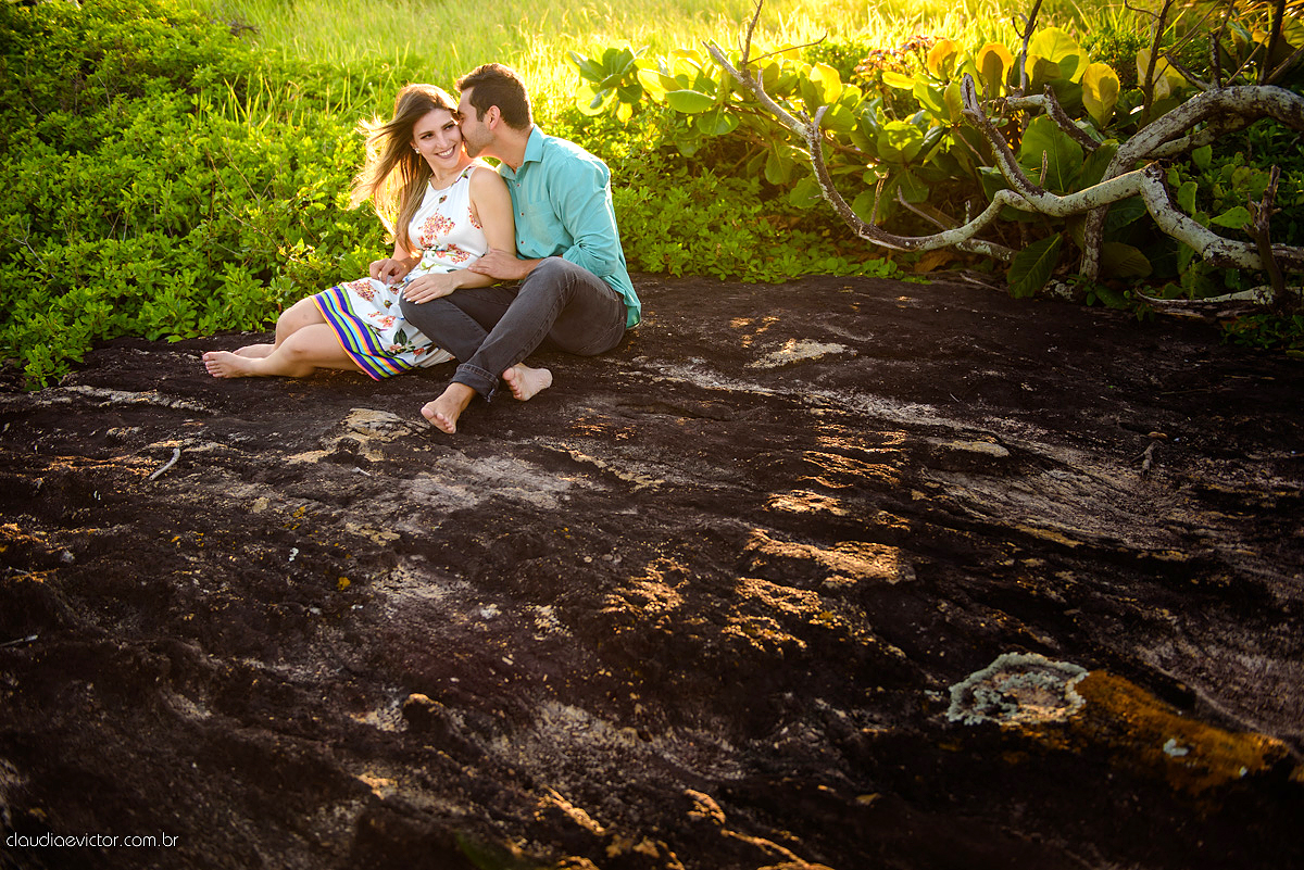 Lindo ensaio de casal e namoro realizado em Guarapari Meaipe por fotógrafos de casamento de Vila Velha fotógrafos de casamento de Vitória fotógrafos de casamento de Serra Espirito Santo ES com noivo noiva e sorrisos