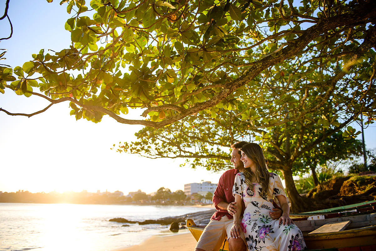 Lindo ensaio de casal e namoro realizado em Guarapari Meaipe por fotógrafos de casamento de Vila Velha fotógrafos de casamento de Vitória fotógrafos de casamento de Serra Espirito Santo ES com noivo noiva e sorrisos