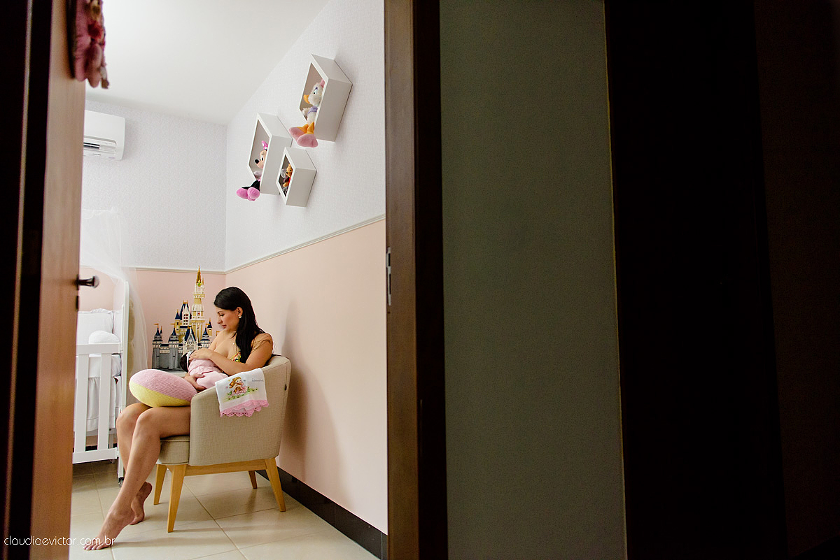 Lindo Lifestyle realizado na serra ES por fotógrafos de casamento de Vila Velha fotógrafos de casamento de Vitória fotógrafos de casamento de Serra espirito santo ES com bebê e um lindo quartinho com decoração das princesas da Disney