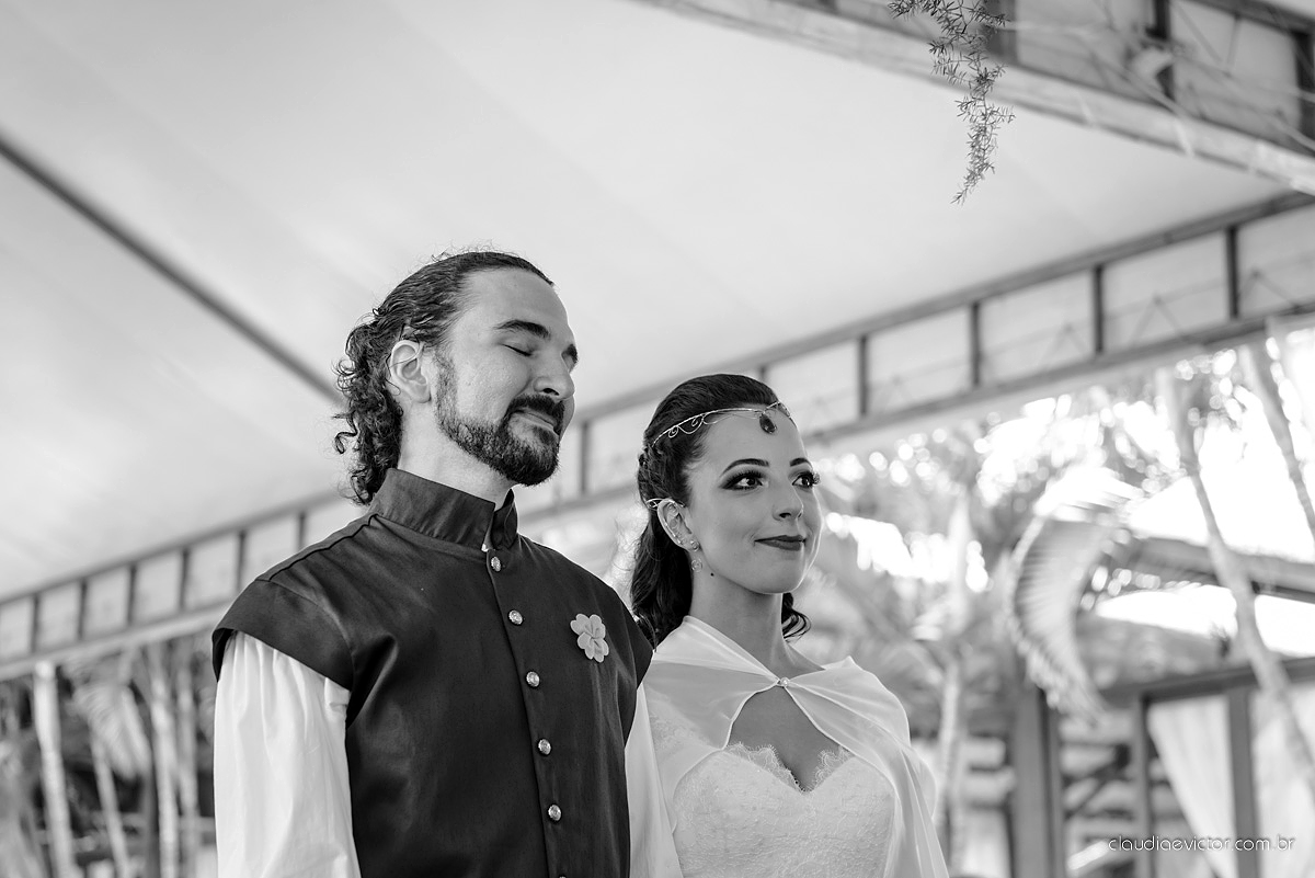 Lindo casamento no estilo Celta medieval realizado na serra por fotógrafos de casamento de Vila Velha fotógrafos de casamento de Vitória fotógrafos de casamento de Serra com sapateado irlandês noivo e noiva com roupas originais e diferentes
