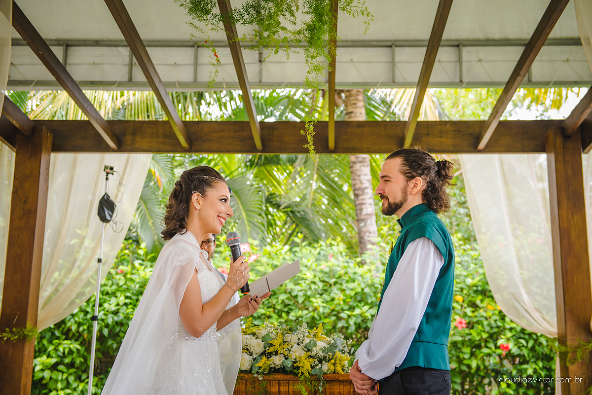 Lindo casamento no estilo Celta medieval realizado na serra por fotógrafos de casamento de Vila Velha fotógrafos de casamento de Vitória fotógrafos de casamento de Serra com sapateado irlandês noivo e noiva com roupas originais e diferentes