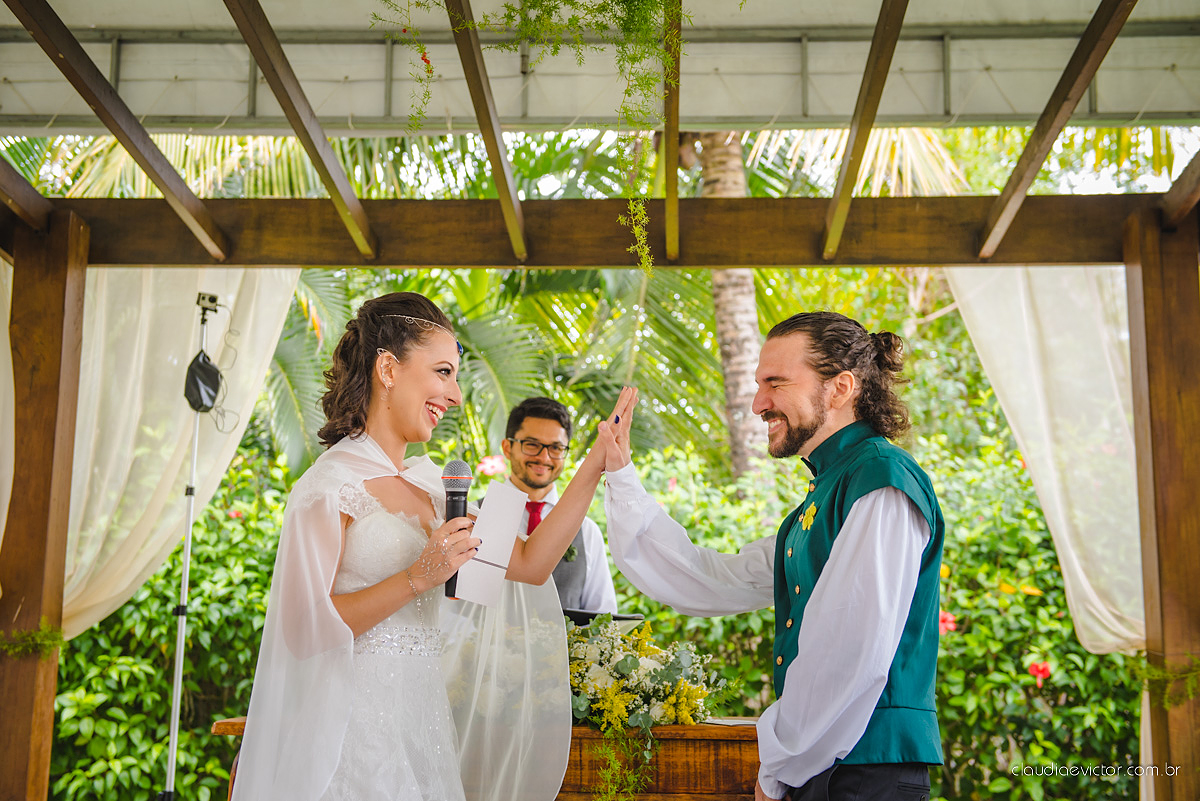 Lindo casamento no estilo Celta medieval realizado na serra por fotógrafos de casamento de Vila Velha fotógrafos de casamento de Vitória fotógrafos de casamento de Serra com sapateado irlandês noivo e noiva com roupas originais e diferentes