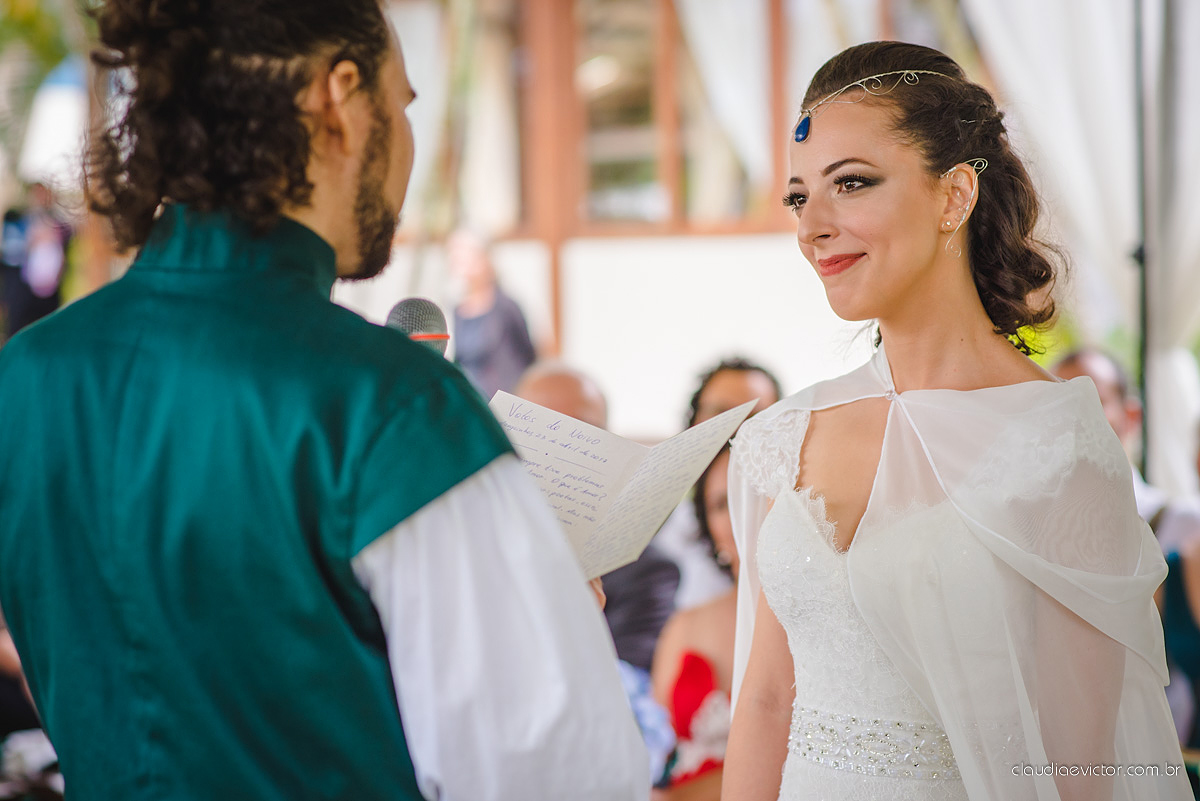 Lindo casamento no estilo Celta medieval realizado na serra por fotógrafos de casamento de Vila Velha fotógrafos de casamento de Vitória fotógrafos de casamento de Serra com sapateado irlandês noivo e noiva com roupas originais e diferentes