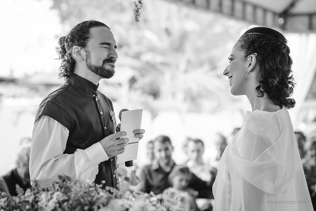 Lindo casamento no estilo Celta medieval realizado na serra por fotógrafos de casamento de Vila Velha fotógrafos de casamento de Vitória fotógrafos de casamento de Serra com sapateado irlandês noivo e noiva com roupas originais e diferentes
