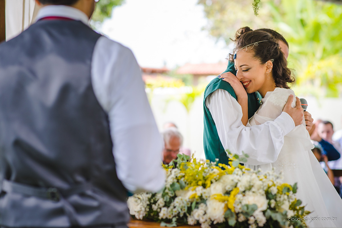 Lindo casamento no estilo Celta medieval realizado na serra por fotógrafos de casamento de Vila Velha fotógrafos de casamento de Vitória fotógrafos de casamento de Serra com sapateado irlandês noivo e noiva com roupas originais e diferentes