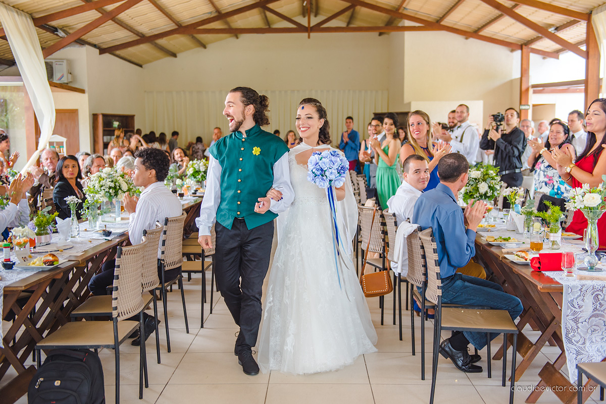 Lindo casamento no estilo Celta medieval realizado na serra por fotógrafos de casamento de Vila Velha fotógrafos de casamento de Vitória fotógrafos de casamento de Serra com sapateado irlandês noivo e noiva com roupas originais e diferentes