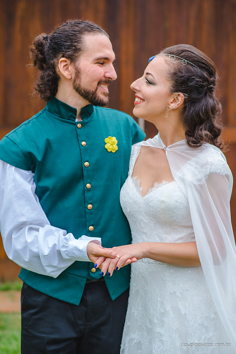 Lindo casamento no estilo Celta medieval realizado na serra por fotógrafos de casamento de Vila Velha fotógrafos de casamento de Vitória fotógrafos de casamento de Serra com sapateado irlandês noivo e noiva com roupas originais e diferentes