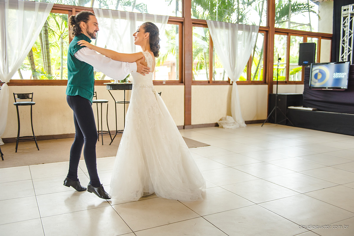 Lindo casamento no estilo Celta medieval realizado na serra por fotógrafos de casamento de Vila Velha fotógrafos de casamento de Vitória fotógrafos de casamento de Serra com sapateado irlandês noivo e noiva com roupas originais e diferentes
