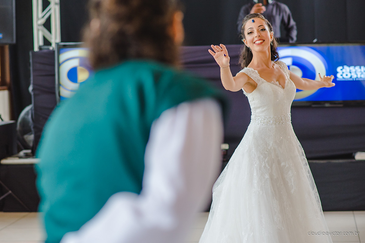 Lindo casamento no estilo Celta medieval realizado na serra por fotógrafos de casamento de Vila Velha fotógrafos de casamento de Vitória fotógrafos de casamento de Serra com sapateado irlandês noivo e noiva com roupas originais e diferentes
