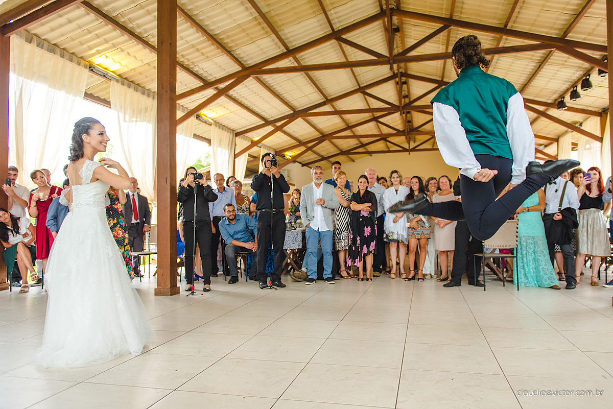 Lindo casamento no estilo Celta medieval realizado na serra por fotógrafos de casamento de Vila Velha fotógrafos de casamento de Vitória fotógrafos de casamento de Serra com sapateado irlandês noivo e noiva com roupas originais e diferentes
