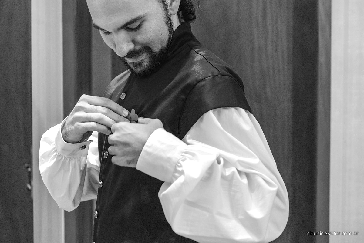 Lindo casamento no estilo Celta medieval realizado na serra por fotógrafos de casamento de Vila Velha fotógrafos de casamento de Vitória fotógrafos de casamento de Serra com sapateado irlandês noivo e noiva com roupas originais e diferentes