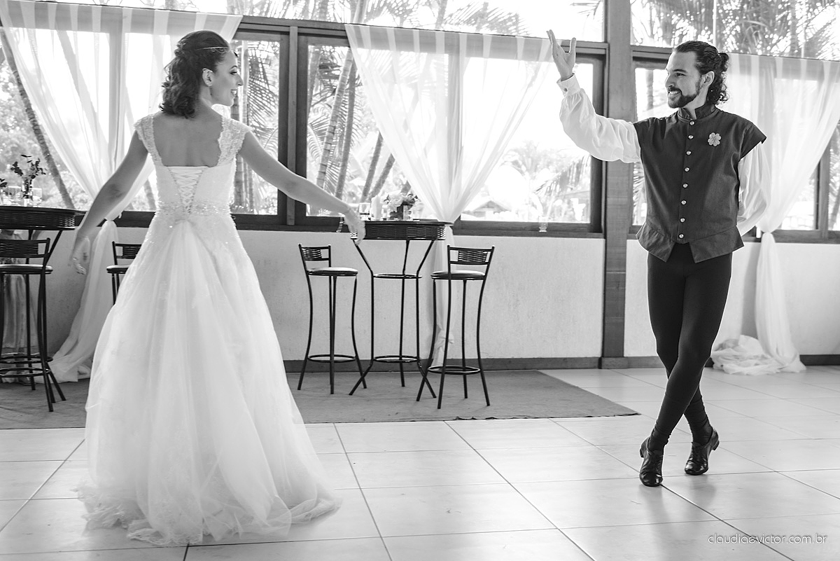 Lindo casamento no estilo Celta medieval realizado na serra por fotógrafos de casamento de Vila Velha fotógrafos de casamento de Vitória fotógrafos de casamento de Serra com sapateado irlandês noivo e noiva com roupas originais e diferentes