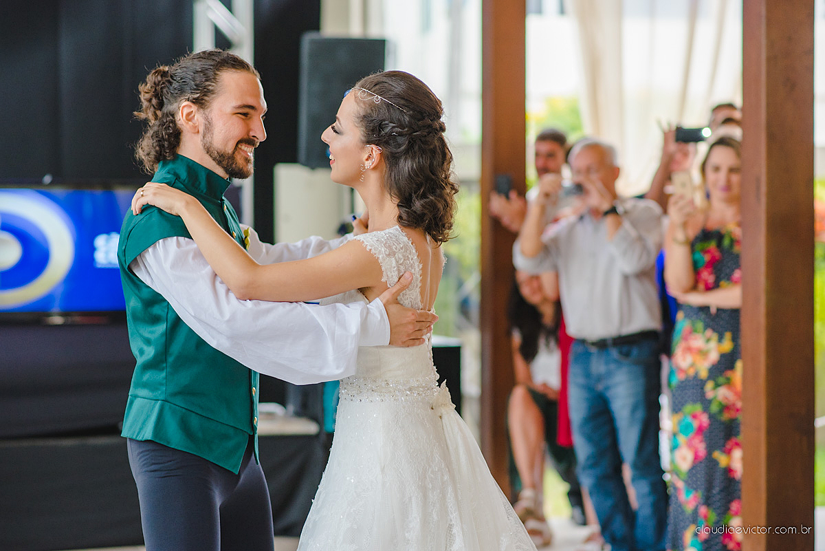 Lindo casamento no estilo Celta medieval realizado na serra por fotógrafos de casamento de Vila Velha fotógrafos de casamento de Vitória fotógrafos de casamento de Serra com sapateado irlandês noivo e noiva com roupas originais e diferentes