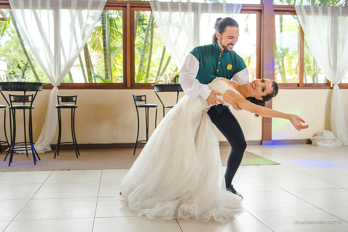 Lindo casamento no estilo Celta medieval realizado na serra por fotógrafos de casamento de Vila Velha fotógrafos de casamento de Vitória fotógrafos de casamento de Serra com sapateado irlandês noivo e noiva com roupas originais e diferentes