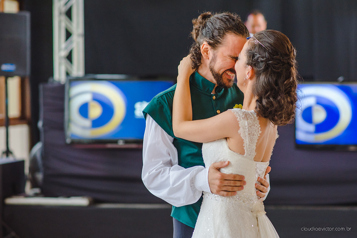 Lindo casamento no estilo Celta medieval realizado na serra por fotógrafos de casamento de Vila Velha fotógrafos de casamento de Vitória fotógrafos de casamento de Serra com sapateado irlandês noivo e noiva com roupas originais e diferentes