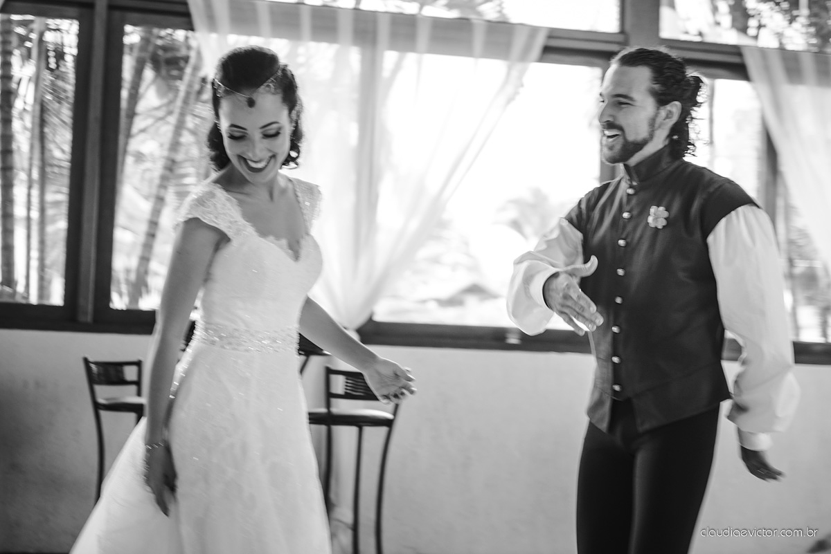 Lindo casamento no estilo Celta medieval realizado na serra por fotógrafos de casamento de Vila Velha fotógrafos de casamento de Vitória fotógrafos de casamento de Serra com sapateado irlandês noivo e noiva com roupas originais e diferentes