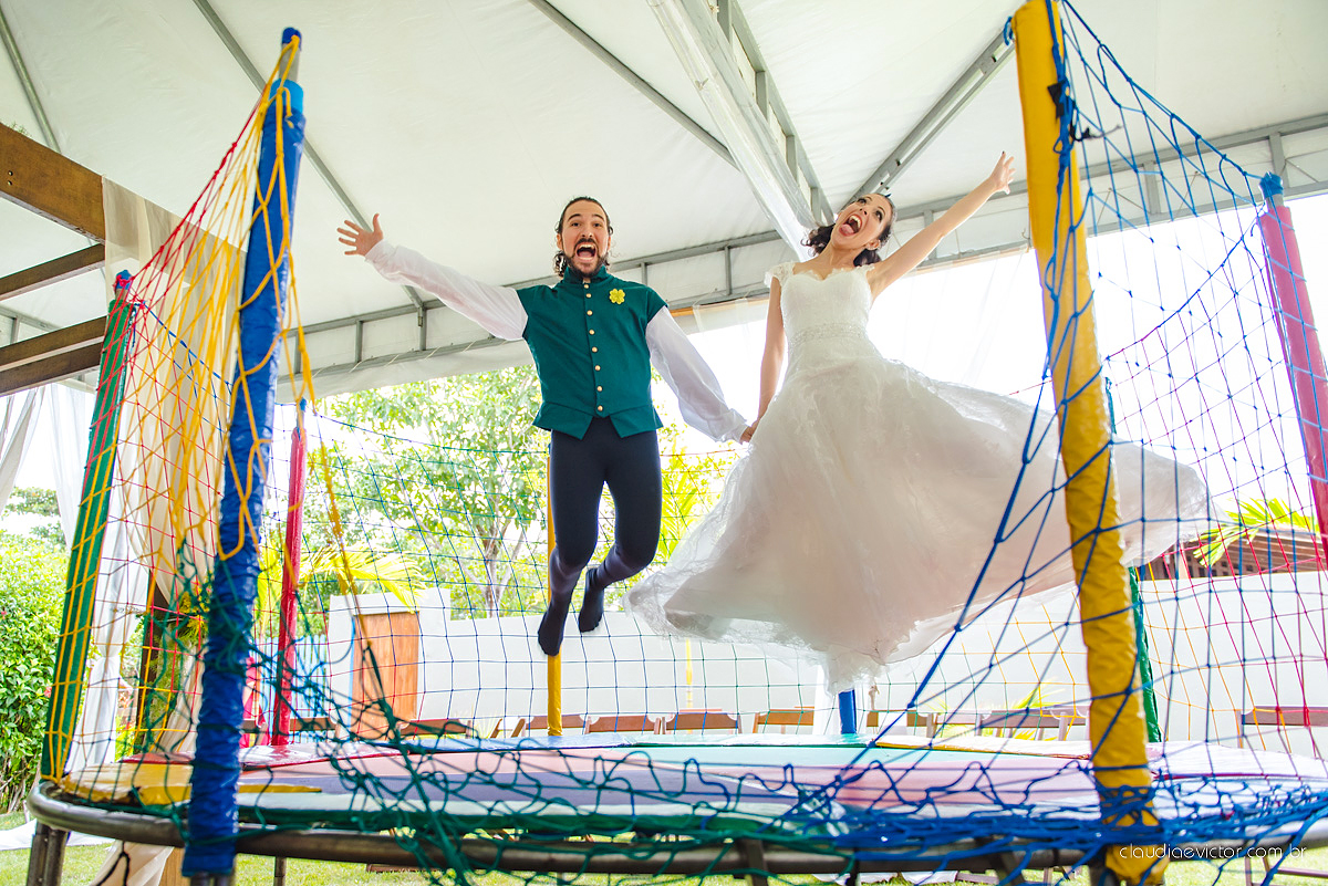 Lindo casamento no estilo Celta medieval realizado na serra por fotógrafos de casamento de Vila Velha fotógrafos de casamento de Vitória fotógrafos de casamento de Serra com sapateado irlandês noivo e noiva com roupas originais e diferentes