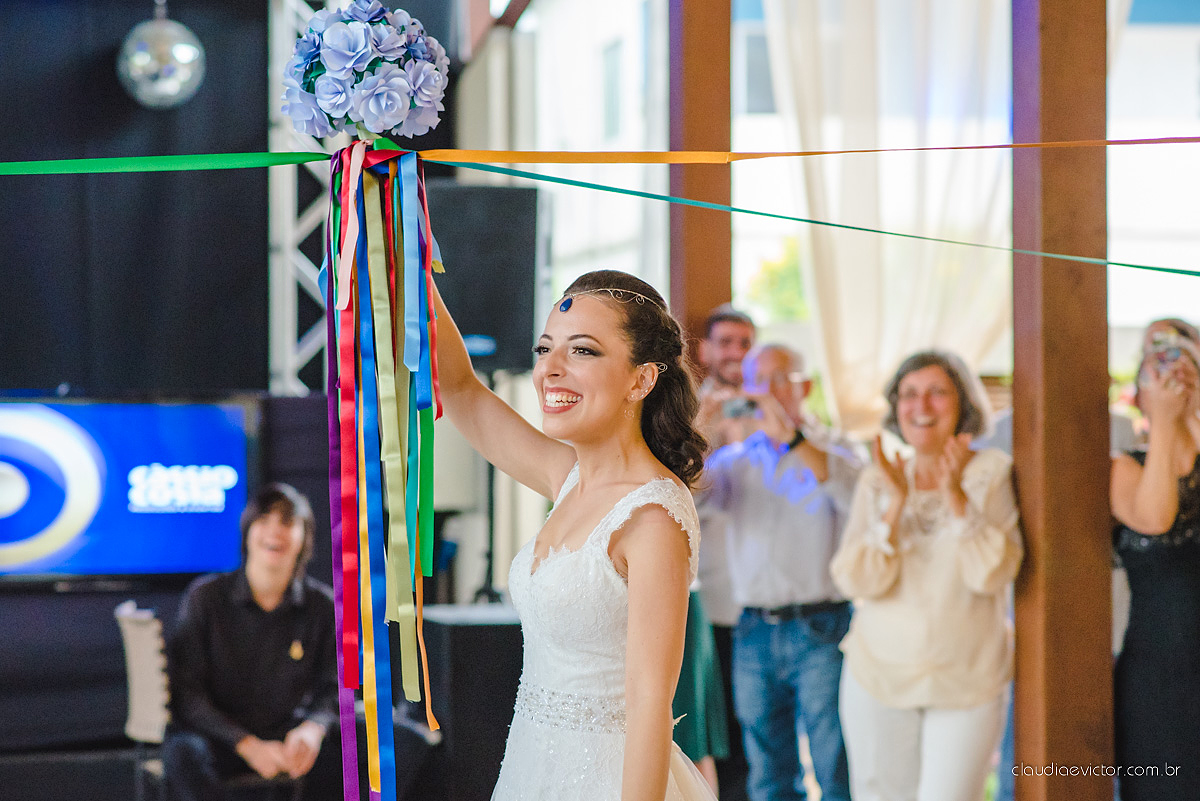 Lindo casamento no estilo Celta medieval realizado na serra por fotógrafos de casamento de Vila Velha fotógrafos de casamento de Vitória fotógrafos de casamento de Serra com sapateado irlandês noivo e noiva com roupas originais e diferentes